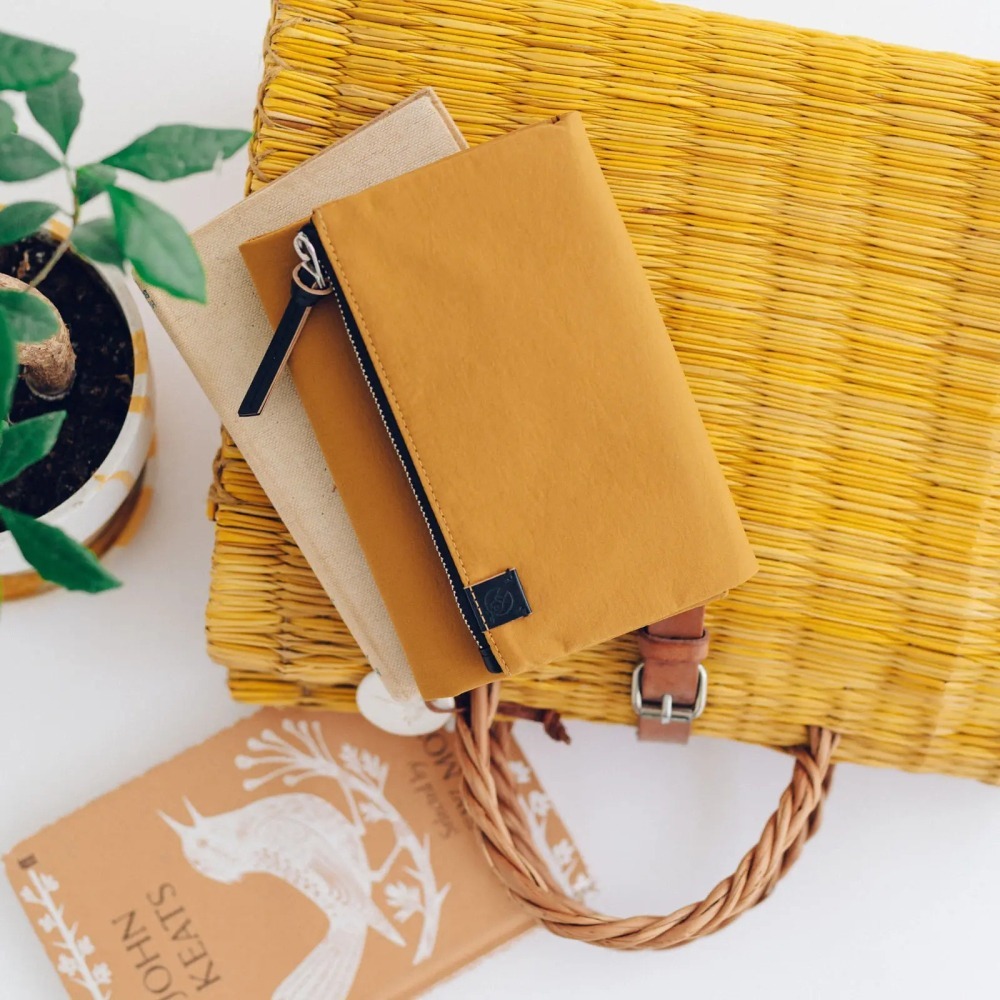 【預購】HOBO日手帳外皮 A6文庫本 tragen 芥末黃 三折式磁吸書衣 多口袋尼龍書皮書衣 HOBO手帳-細節圖2