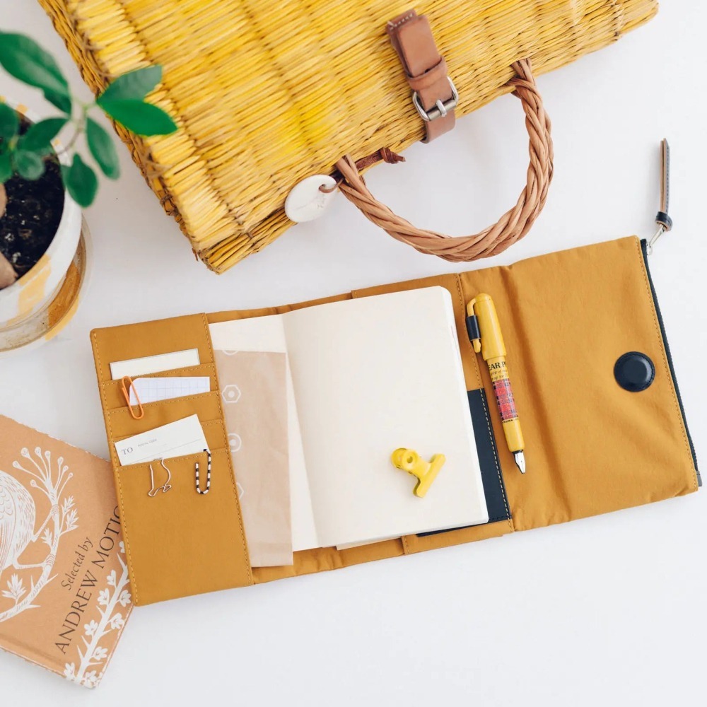 【預購】HOBO日手帳外皮 A6文庫本 tragen 芥末黃 三折式磁吸書衣 多口袋尼龍書皮書衣 HOBO手帳-細節圖3