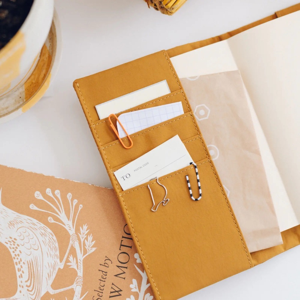 【預購】HOBO日手帳外皮 A6文庫本 tragen 芥末黃 三折式磁吸書衣 多口袋尼龍書皮書衣 HOBO手帳-細節圖4