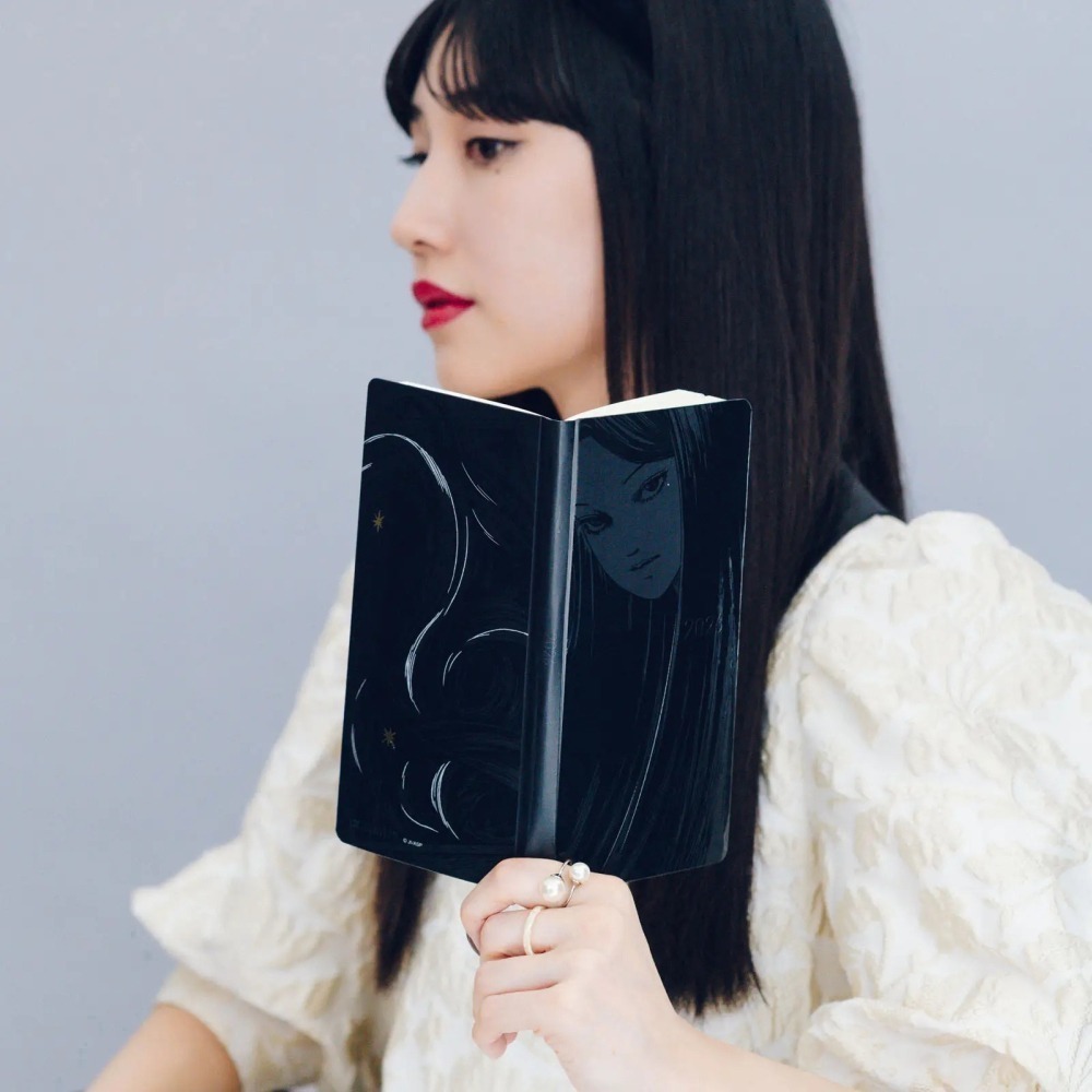 HOBO日2026年Weeks週手帳 伊藤潤二 富江 Haunting Beauty 日文/英文版 (特典三色筆-細節圖3