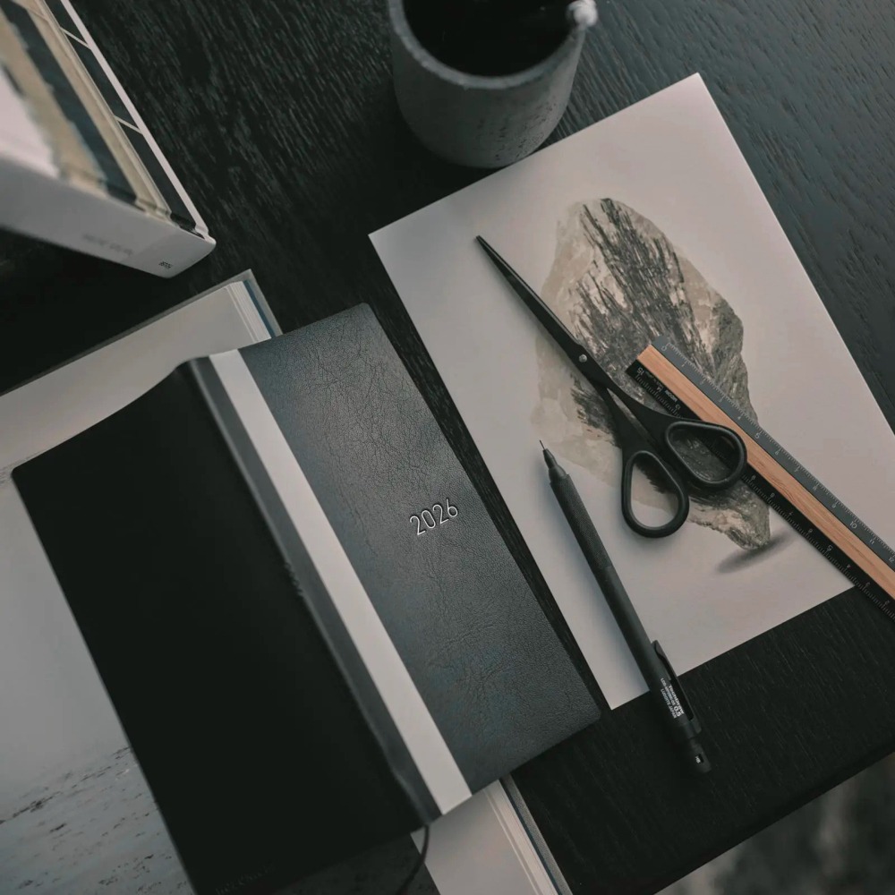 【預購】HOBO日2026年Weeks週手帳 White Line系列 黑色 日文/英文版(特典-三色筆+黏貼式L夾)-細節圖3