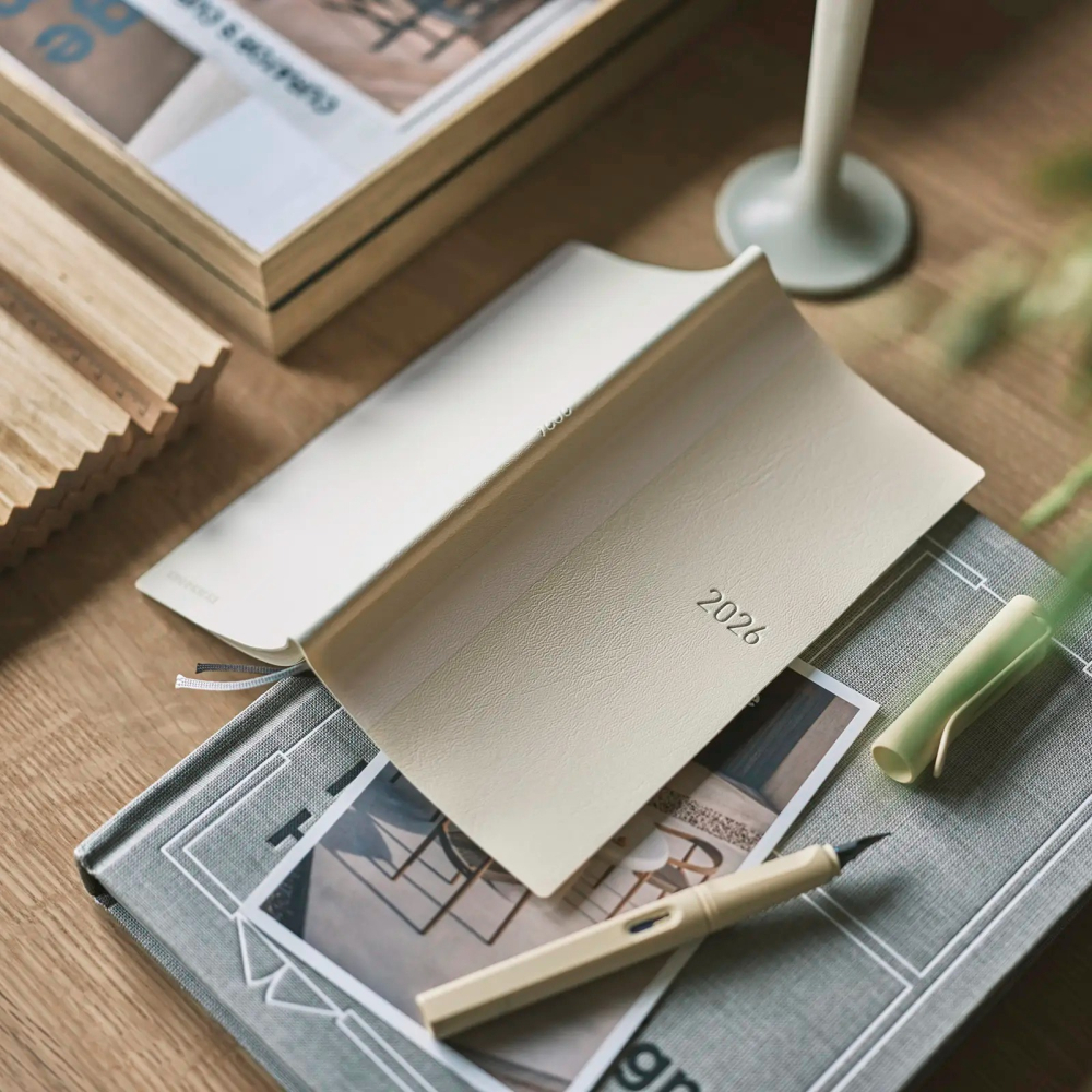 【預購】HOBO日2026年Weeks週手帳 White Line系列 象牙白 日文/英文版(特典-三色筆+黏貼式L夾)-細節圖3