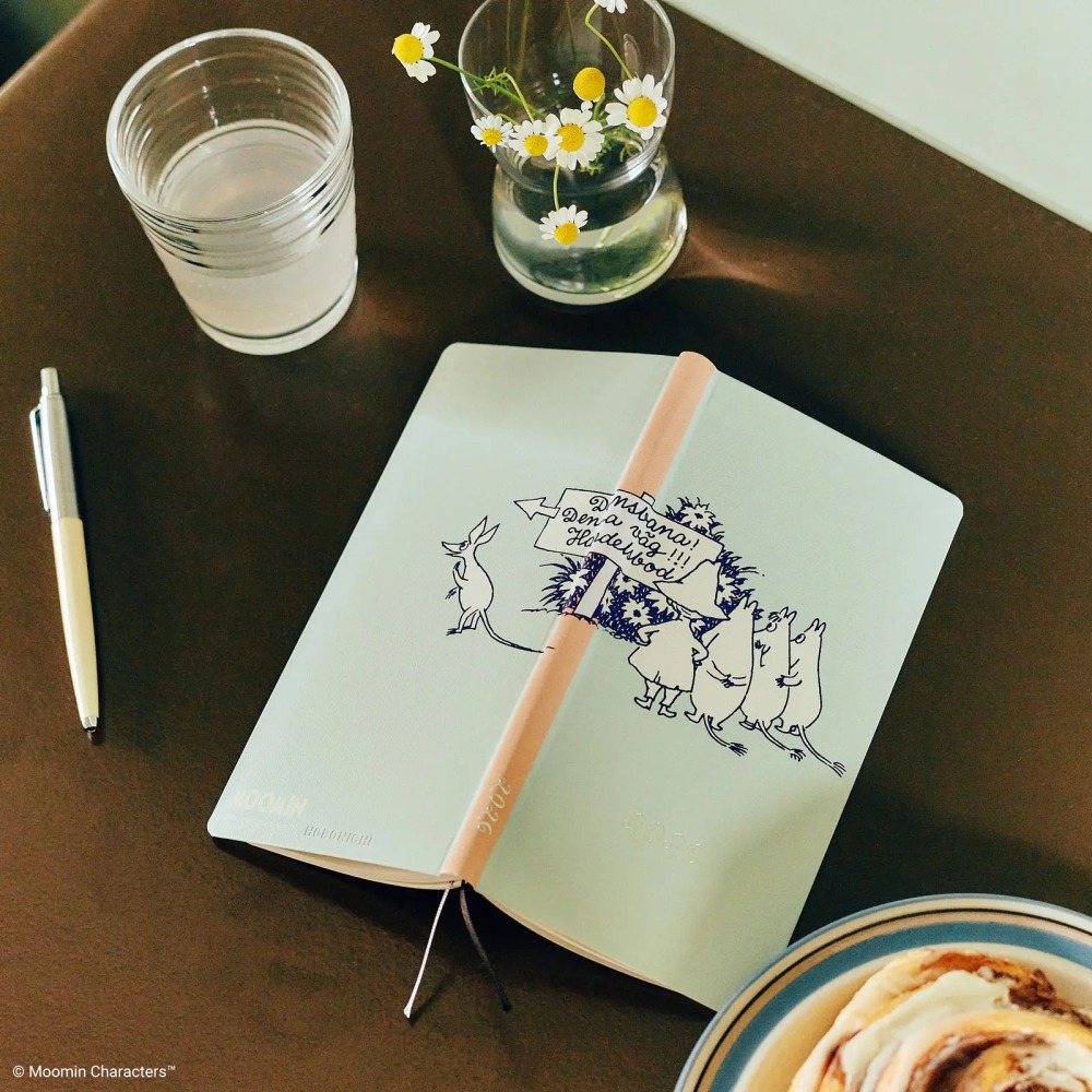 【部分現貨】HOBO日2026年Weeks週手帳 戶外舞會場 MOOMIN 姆明 嚕嚕米 日文/英文版 (特典-三色筆-細節圖3