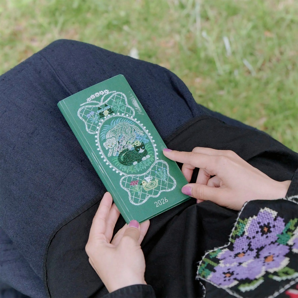 【預購】HOBO日2026年Weeks週手帳 奧見伊代 私の物語 我的故事 日文/英文版 (特典三色筆-細節圖2