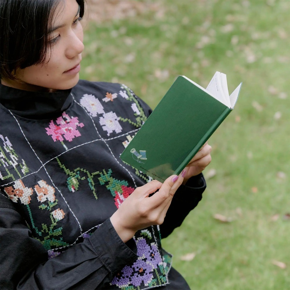 【預購】HOBO日2026年Weeks週手帳 奧見伊代 私の物語 我的故事 日文/英文版 (特典三色筆-細節圖3