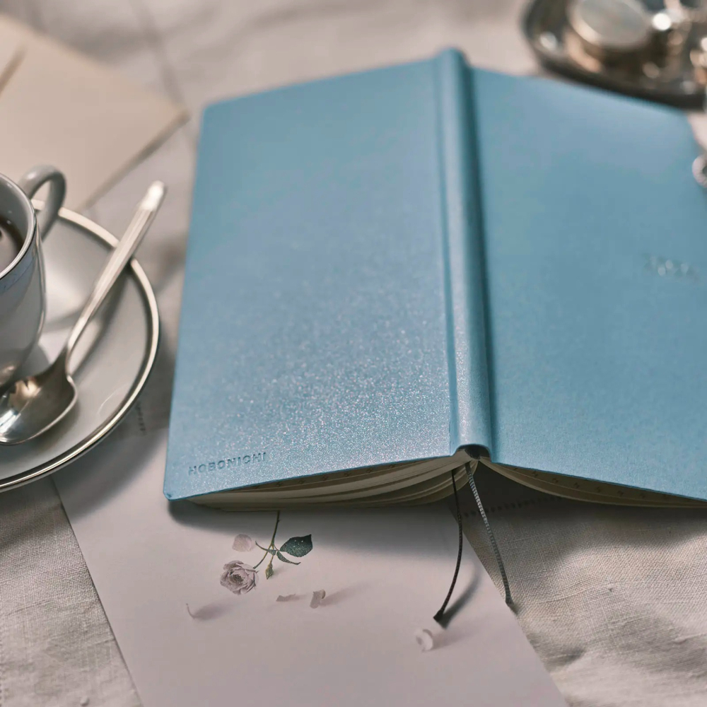 【預購】HOBO日2026年Weeks週手帳 Paper系列 Sky 天空藍 x銀色箔押 日文/英文版(特典-三色筆-細節圖3