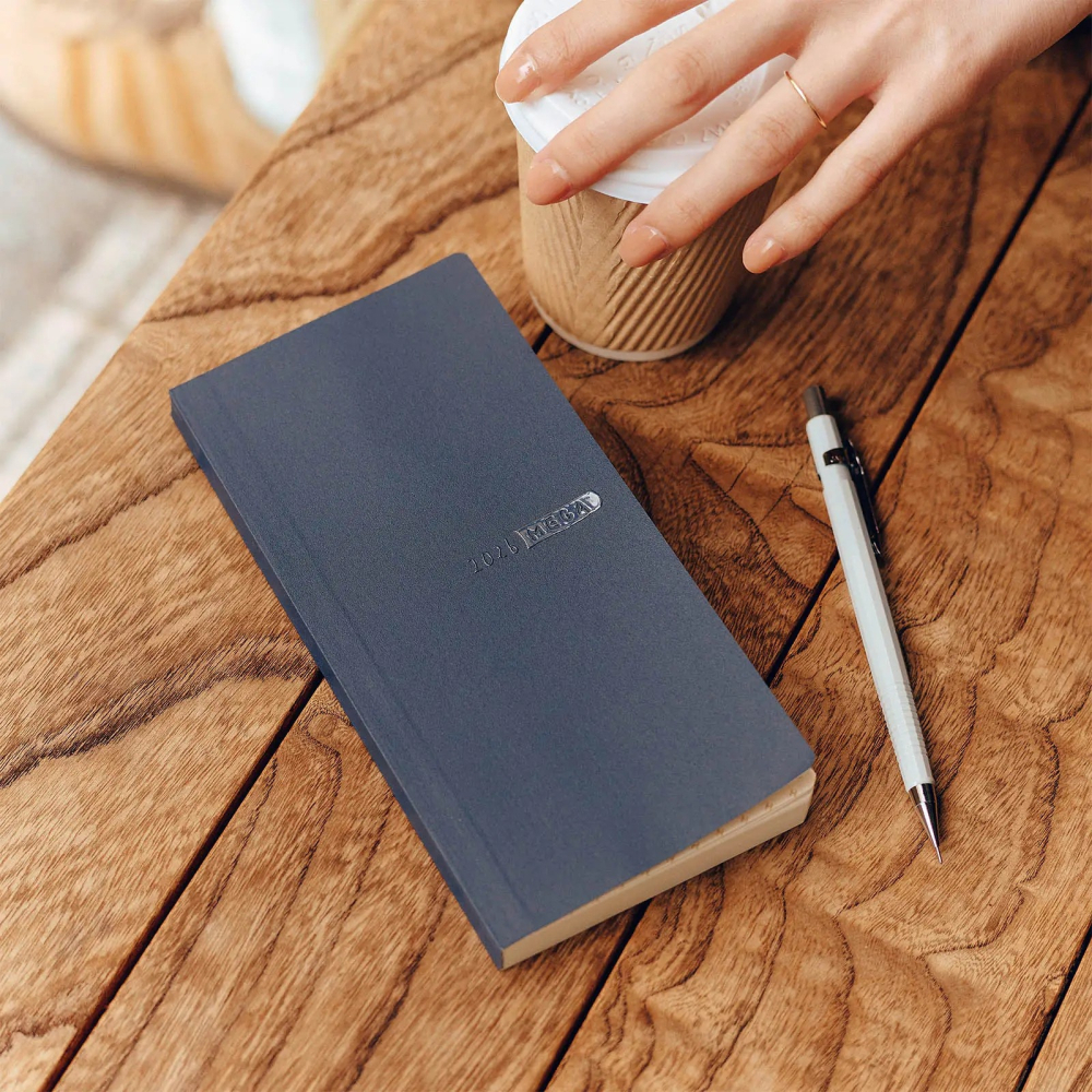 【預購】HOBO日2026年Weeks MEGA 靛藍黑 Sneakers系列 週手帳 日文/英文版 (特典-三色筆-細節圖2