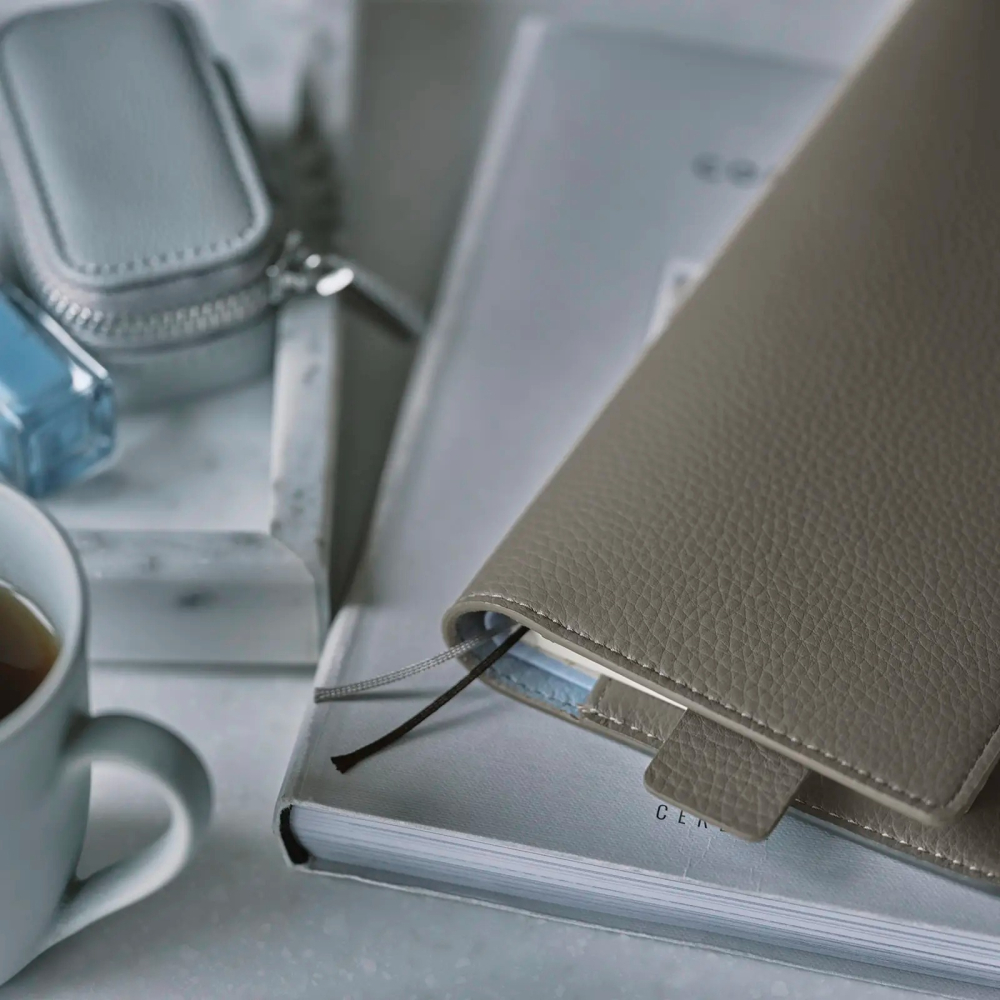 【預購】HOBO日Weeks收納包 Taut (Gray & Light Blue) 牛皮書衣 瘦身版 牛革書皮-細節圖4