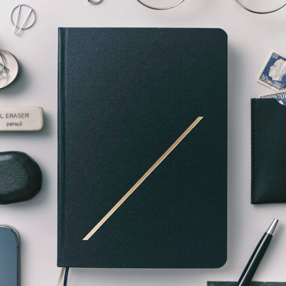 【預購】HOBO日2026年HON手帳書 A6文庫本 Slash 海軍藍 (日文/英文版 週一起始)贈三色筆機器人筆鎮-細節圖2