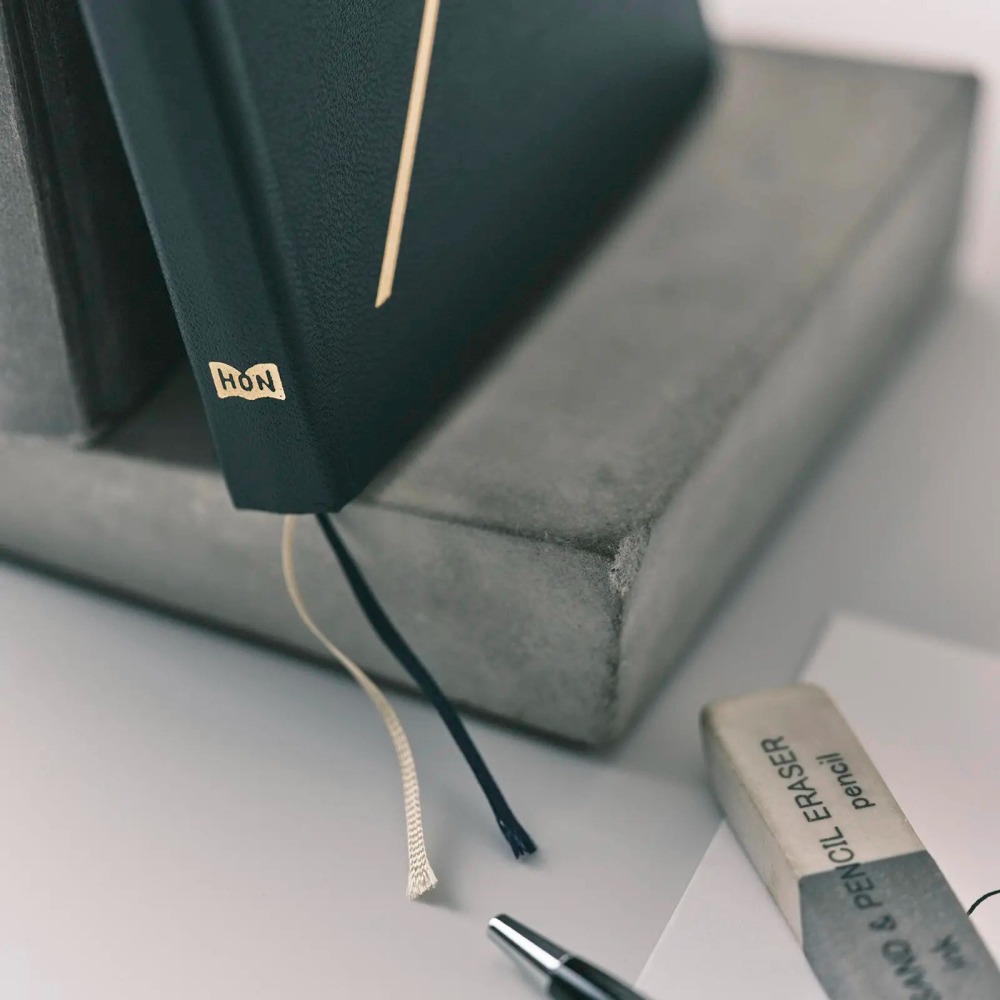 【預購】HOBO日2026年HON手帳書 A6文庫本 Slash 海軍藍 (日文/英文版 週一起始)贈三色筆機器人筆鎮-細節圖5