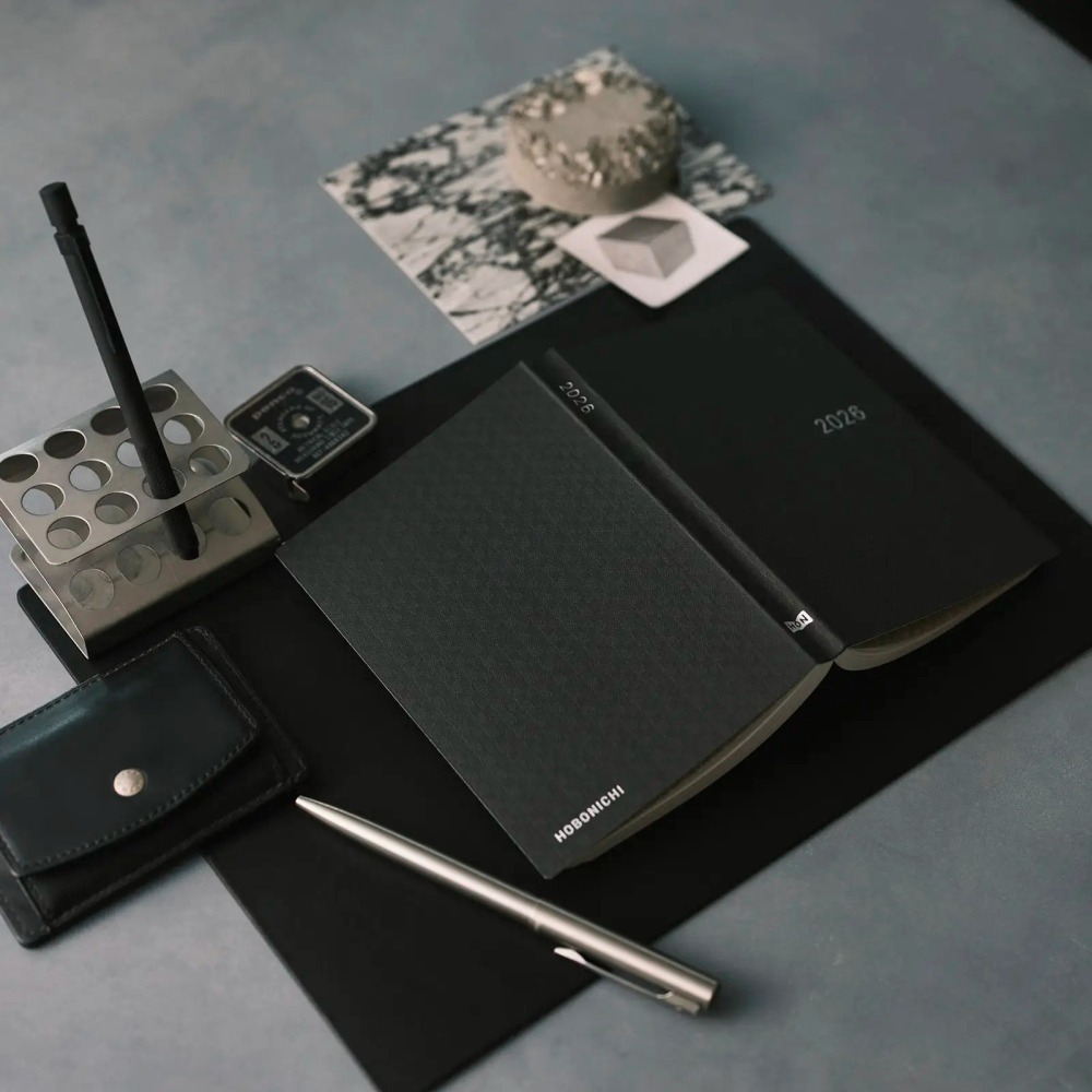 【預購】HOBO日2026年HON手帳書 A6文庫本 黑色格紋 PAPER系列 日文/英文版 贈三色筆機器人筆鎮透明墊板-細節圖4