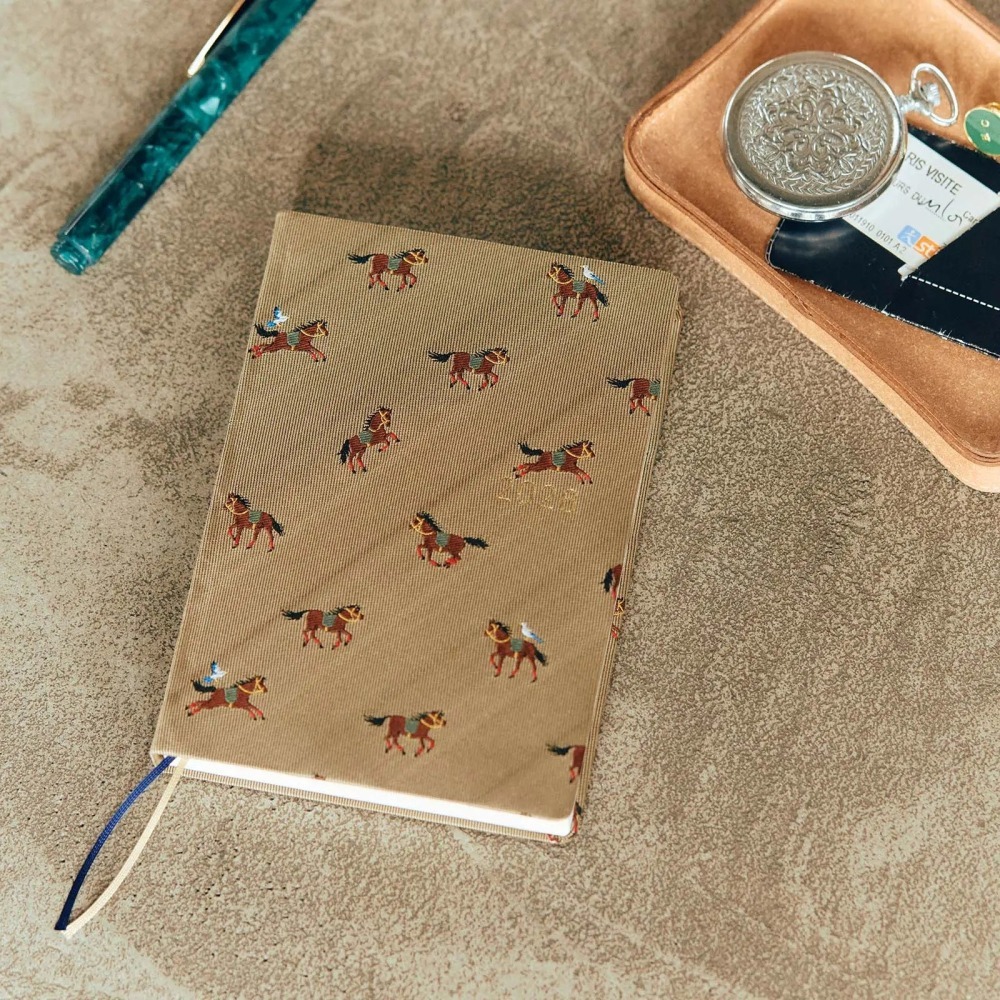 【預購】HOBO日2026年HON手帳書 A6文庫本 奔馳的馬群 領帶花紋系列 日文/英文版 Horses-細節圖2