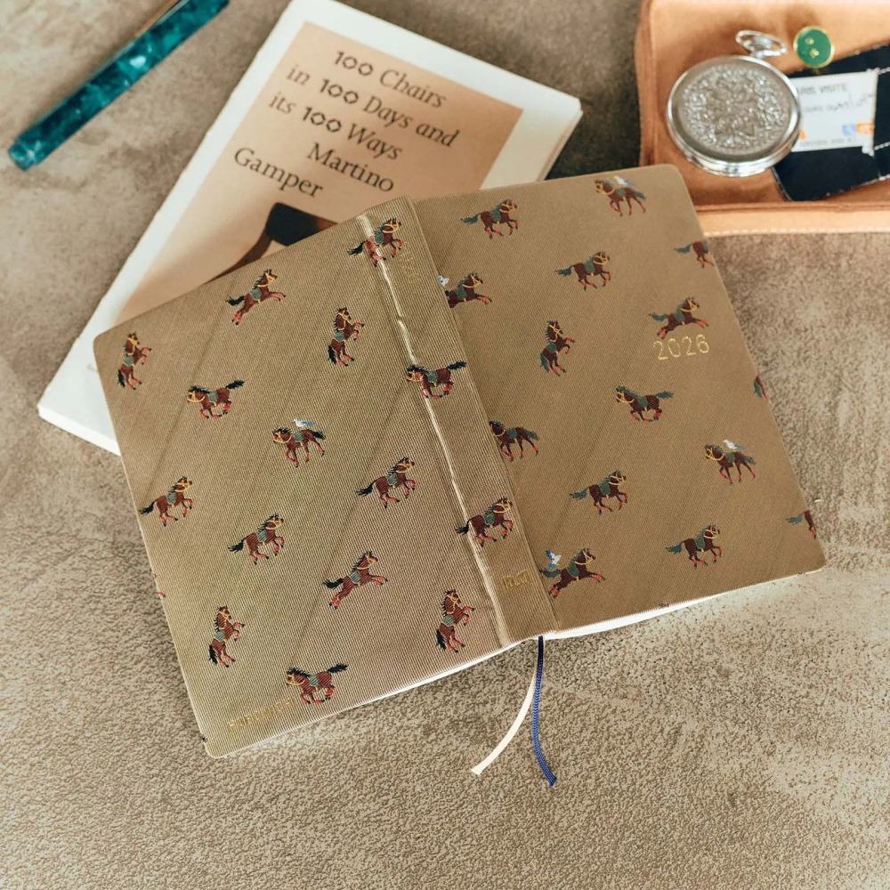 【預購】HOBO日2026年HON手帳書 A6文庫本 奔馳的馬群 領帶花紋系列 日文/英文版 Horses-細節圖3