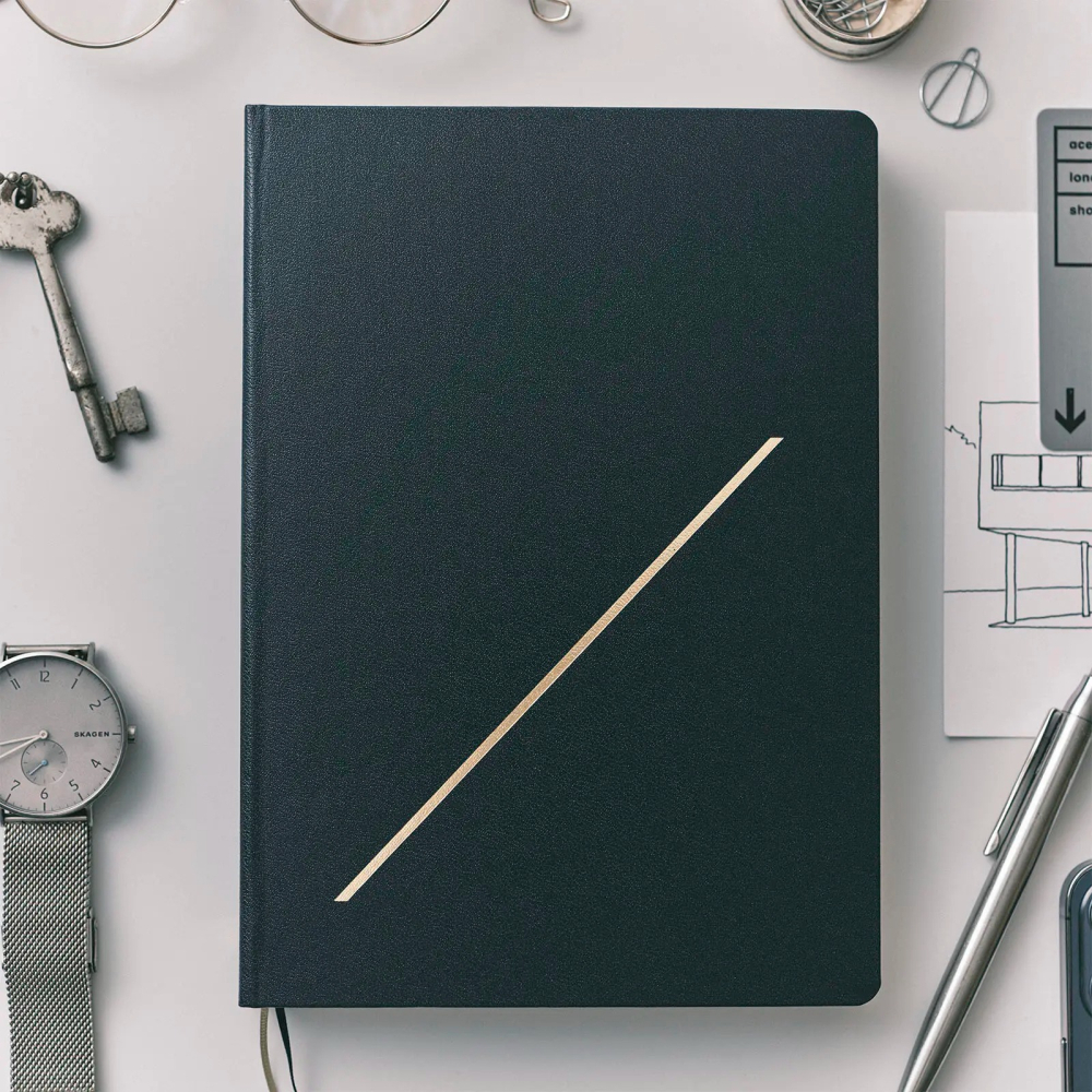 【預購】HOBO日2026年HON手帳書 A5大本 Slash 海軍藍 (日文/英文版) 特典三色筆機器人筆鎮透明墊板-細節圖2