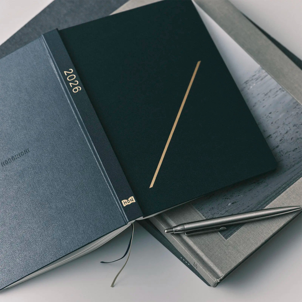 【預購】HOBO日2026年HON手帳書 A5大本 Slash 海軍藍 (日文/英文版) 特典三色筆機器人筆鎮透明墊板-細節圖3