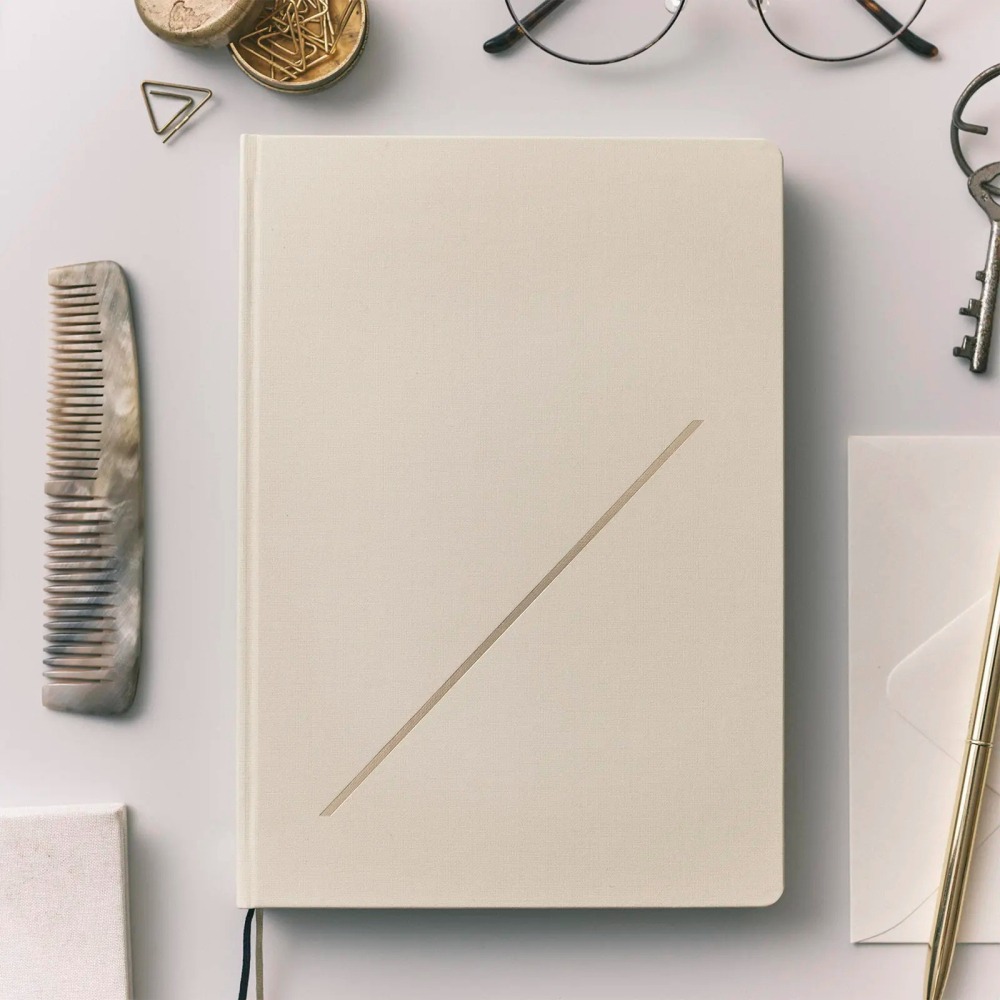 【預購】HOBO日2026年HON手帳書 A5大本 Slash 象牙白 (日文/英文版 週一起始)贈三色筆機器人筆鎮透明-細節圖2