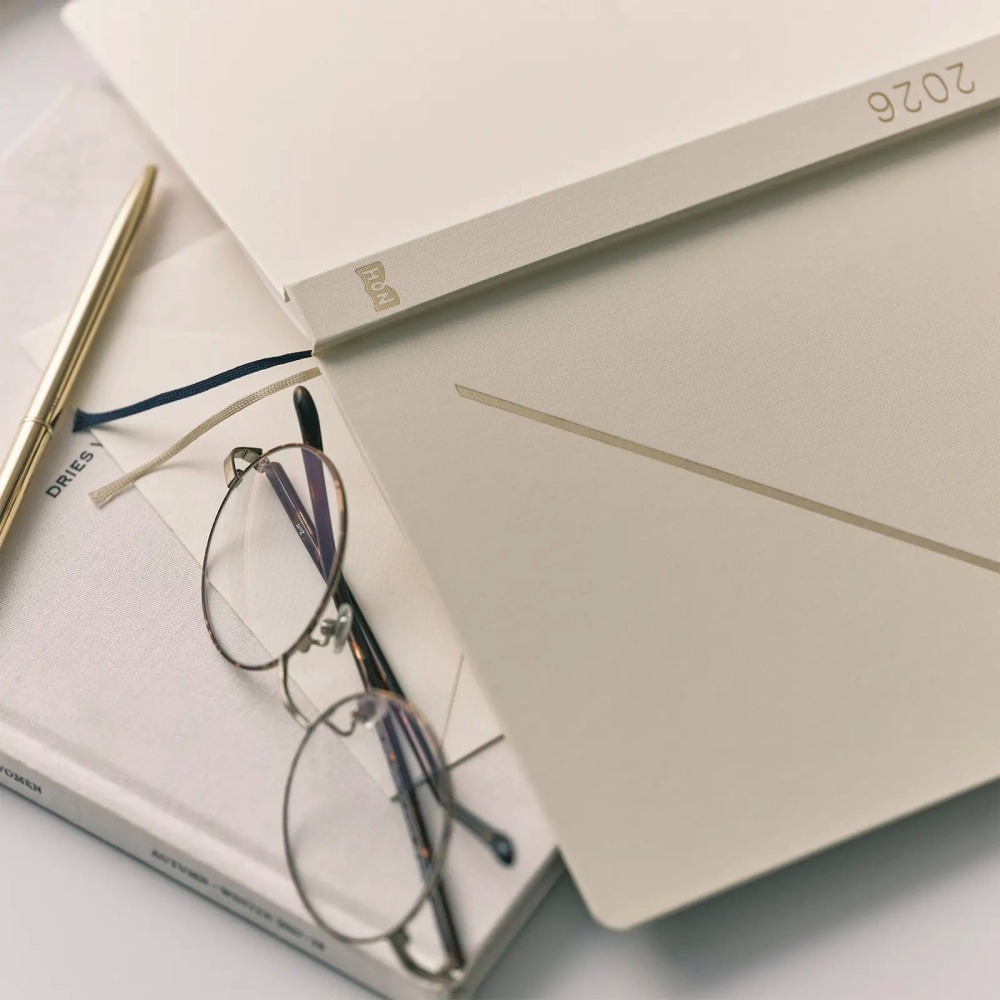 【預購】HOBO日2026年HON手帳書 A5大本 Slash 象牙白 (日文/英文版 週一起始)贈三色筆機器人筆鎮透明-細節圖3