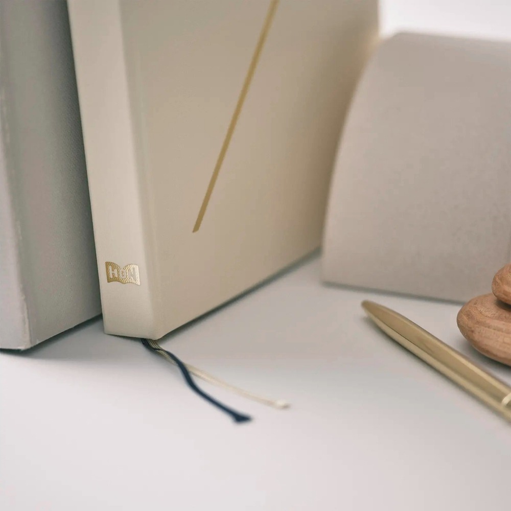 【預購】HOBO日2026年HON手帳書 A5大本 Slash 象牙白 (日文/英文版 週一起始)贈三色筆機器人筆鎮透明-細節圖4