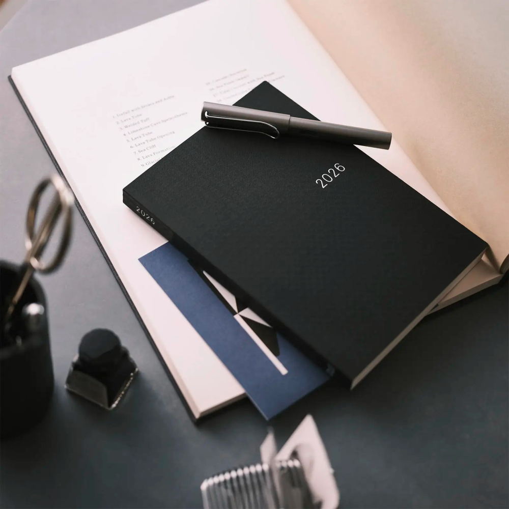 【預購】HOBO日2026年HON手帳書 A5大本 黑色格紋 PAPER系列 日文/英文版 贈三色筆機器人筆鎮透明墊板-細節圖3