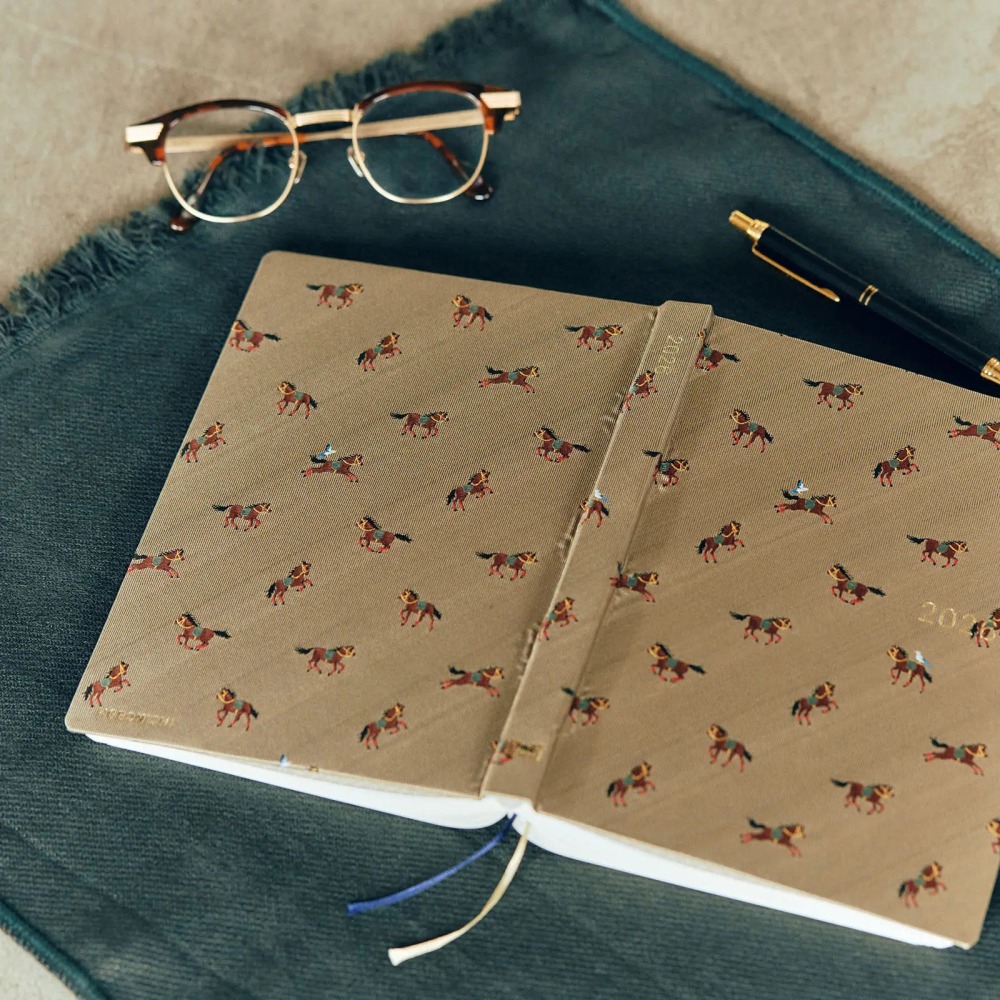 【預購】HOBO日2026年HON手帳書 A5大本 奔馳的馬群 領帶花紋系列 日文/英文版 Horses-細節圖3