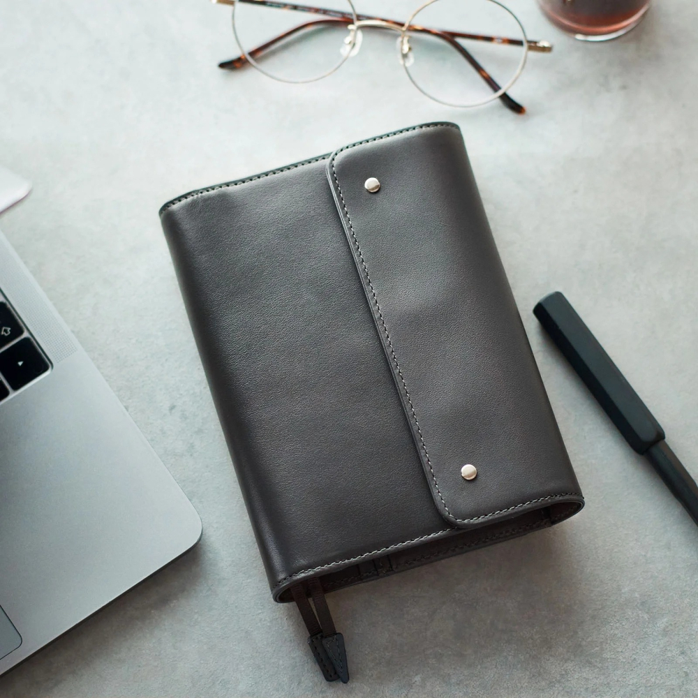 【預購】HOBO日手帳外皮 A6文庫本 Charcoal Gray 木炭灰 牛皮書衣 三折式書皮 Hobonichi-細節圖2