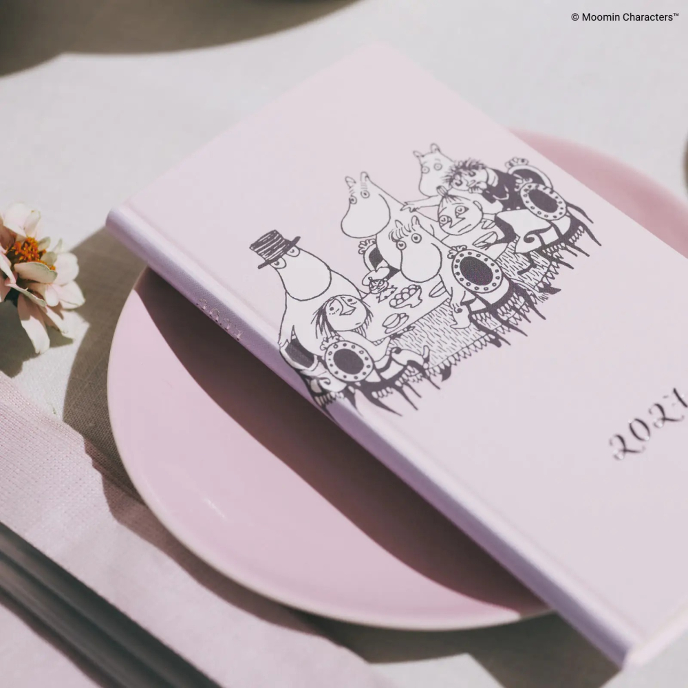 【預購】HOBO日2027年Weeks週手帳 MOOMIN 圍桌時光 姆明 嚕嚕米 日文特別版(特典三色筆黏貼式L夾)-細節圖3