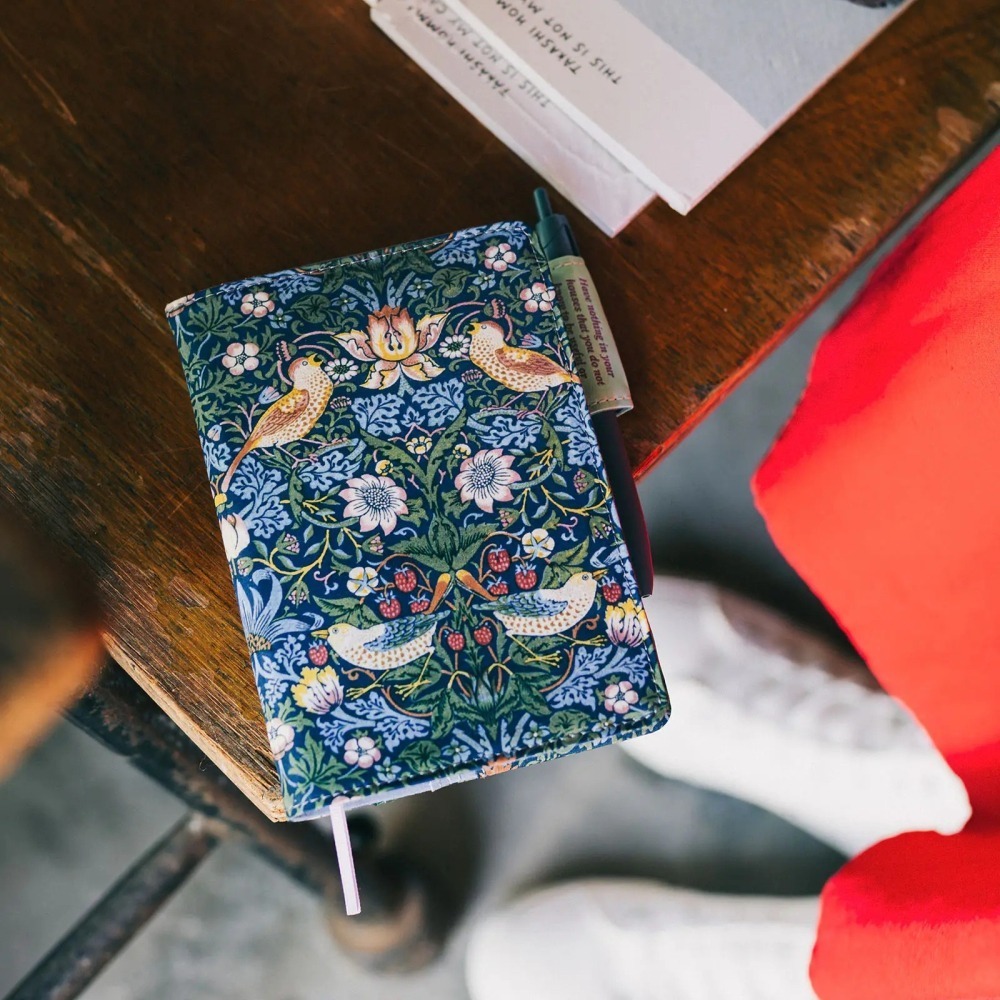 【預購】HOBO日手帳外皮 A6文庫本 V&A Series 草莓小偷 書皮書衣 2027 HOBONICHI-細節圖2