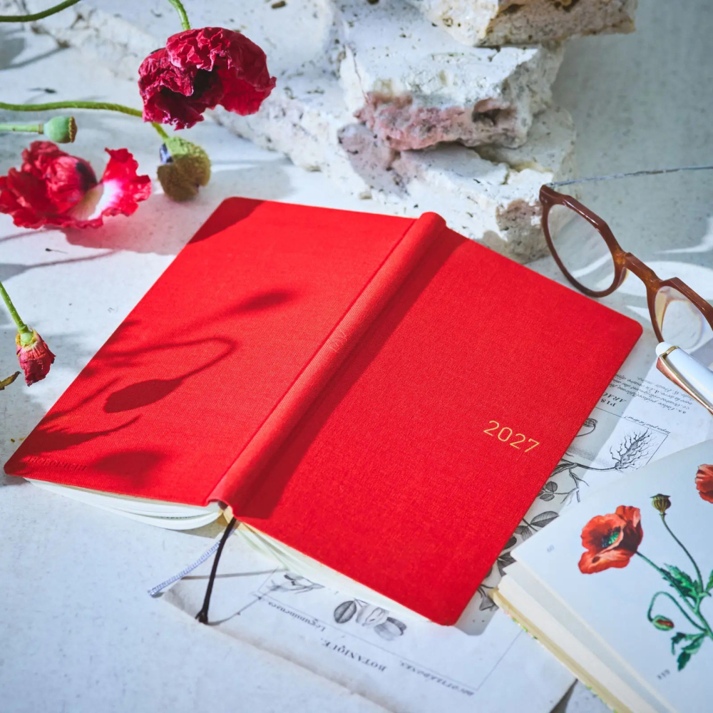 【預購】HOBO日2027年Weeks週手帳 Poppy Red 罌粟紅 純色系列 日文/英文版(特典三色筆黏貼式L夾)-細節圖3