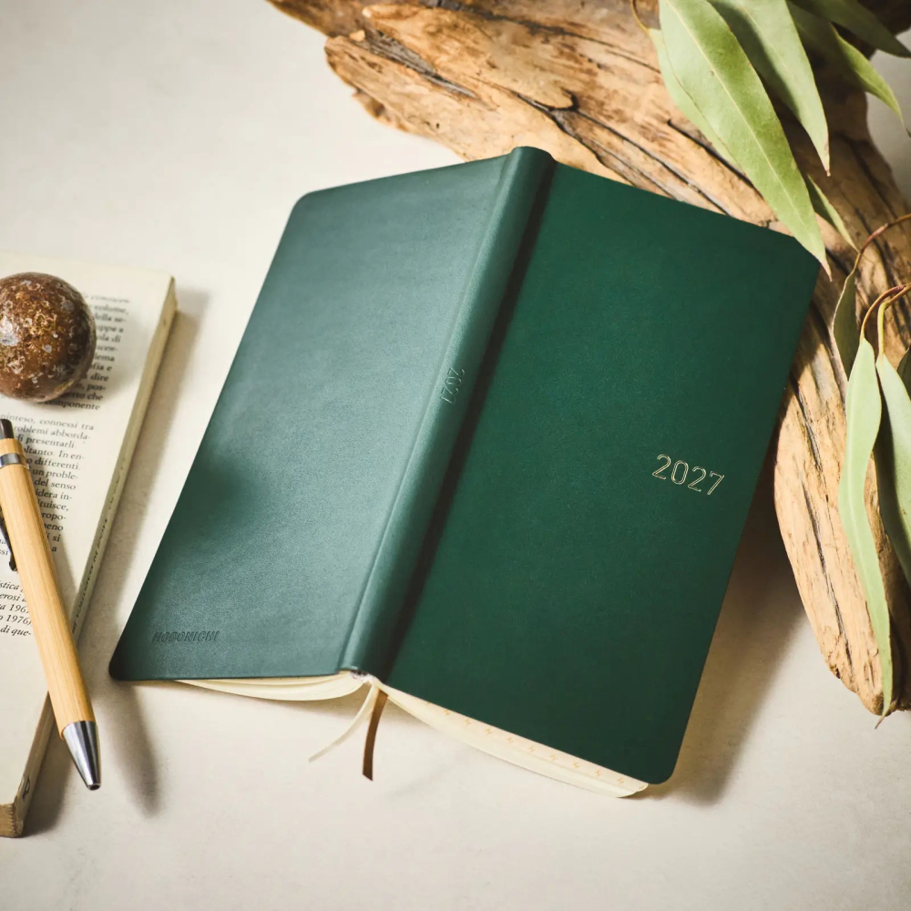 【預購】HOBO日2027年Weeks週手帳 真皮系列 Forest Green 森林綠 日文/英文版(特典三色筆-細節圖3