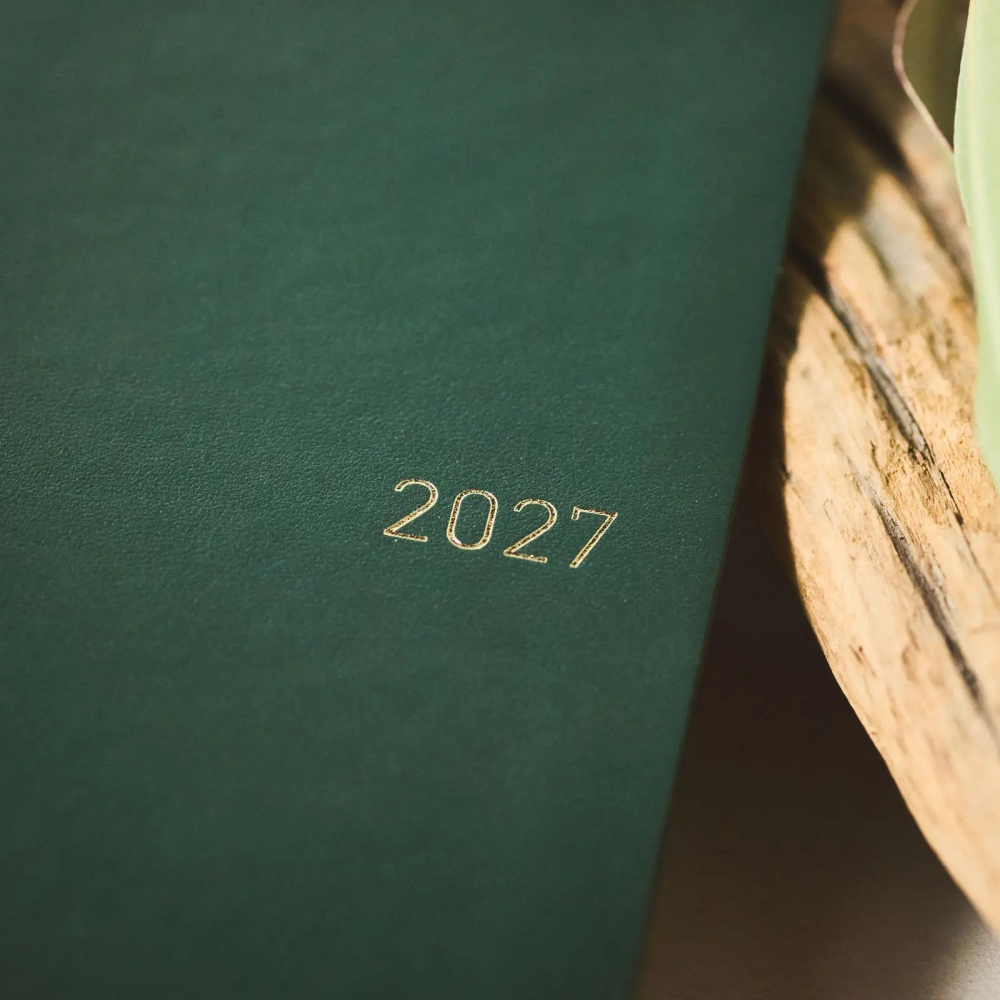 【預購】HOBO日2027年Weeks週手帳 真皮系列 Forest Green 森林綠 日文/英文版(特典三色筆-細節圖4