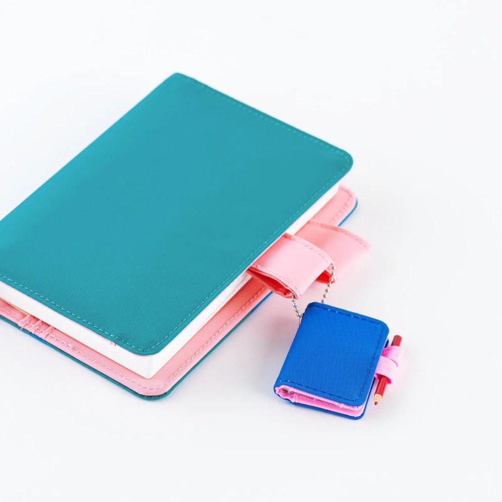 【預購】HOBO日手帳週邊 HOBONICHI 手帳造型 迷你鑰匙圈 筆記本 (三款可選) 2027 HOBONICHI-細節圖3