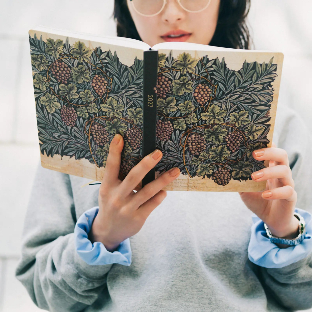 【預購】HOBO日2027年HON手帳書 A5大本 V&A Series 葡萄藤 Vine 日文/英文版 三色筆 橡實-細節圖3