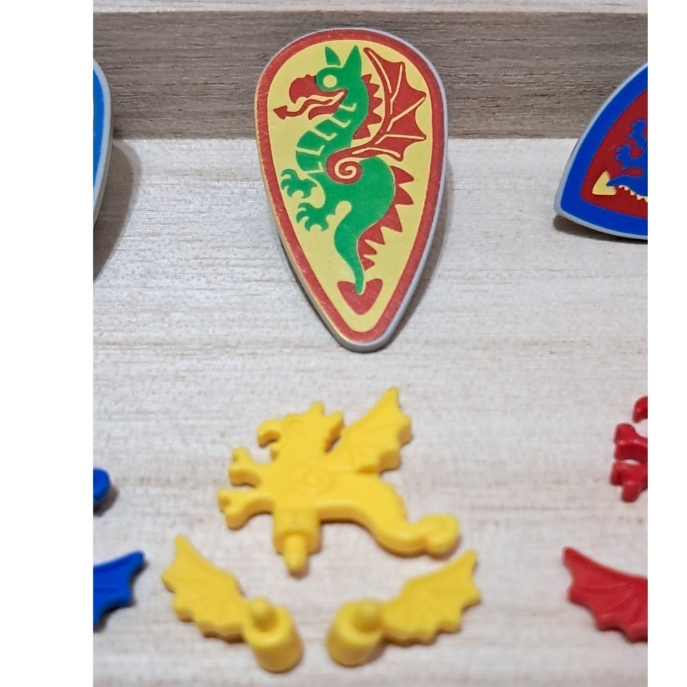 Lego 舊版藍、黃、紅龍徽章附圖示盾組合-細節圖3