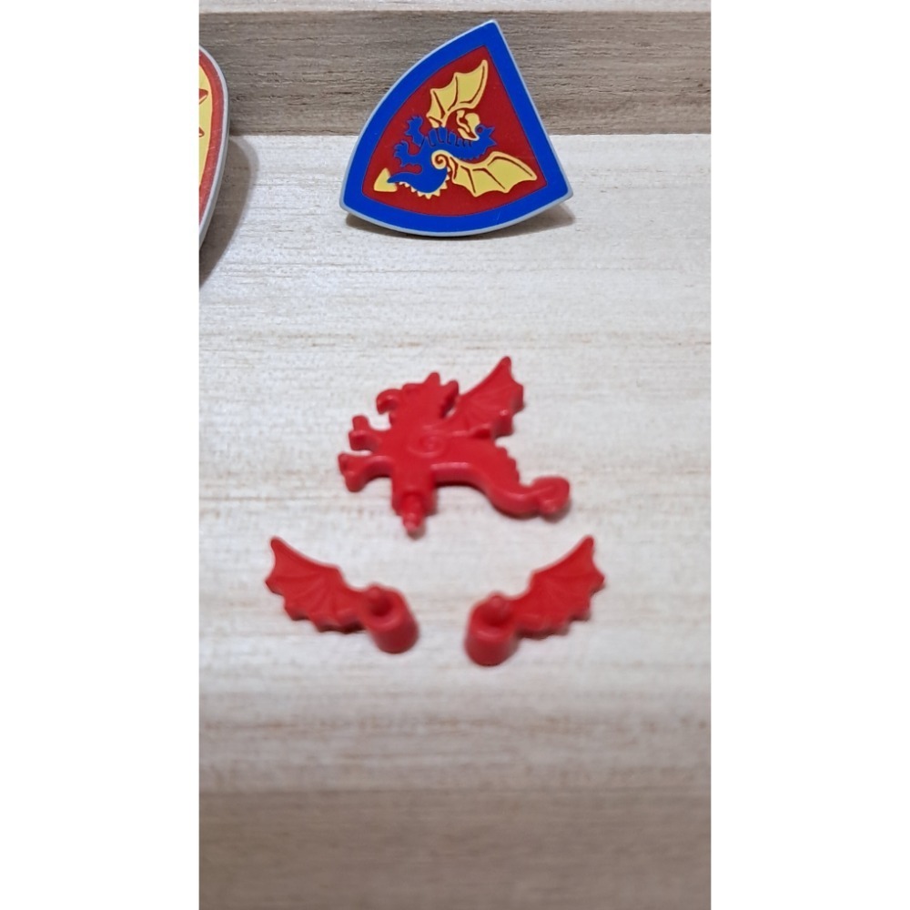 Lego 舊版藍、黃、紅龍徽章附圖示盾組合-細節圖4
