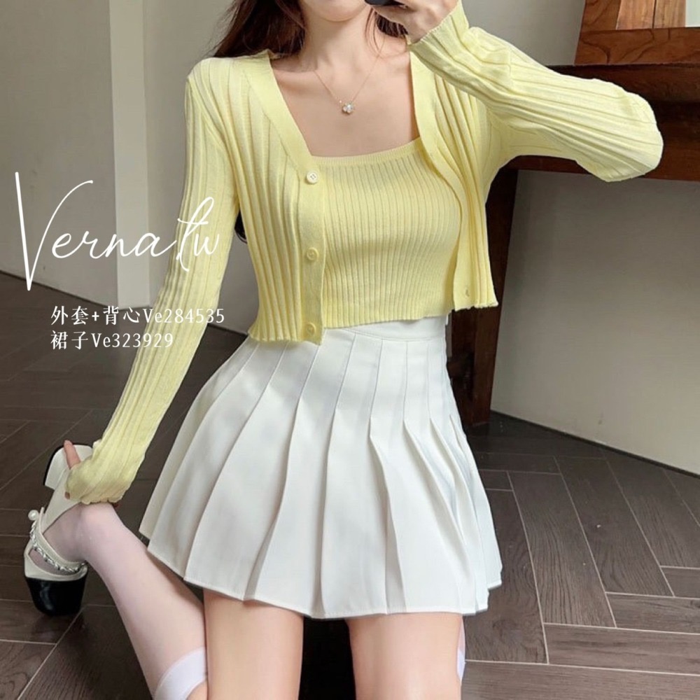 秋季嚴選‘  奶雞黃針織外套+吊帶背心+百摺裙  三件組套裝-細節圖2