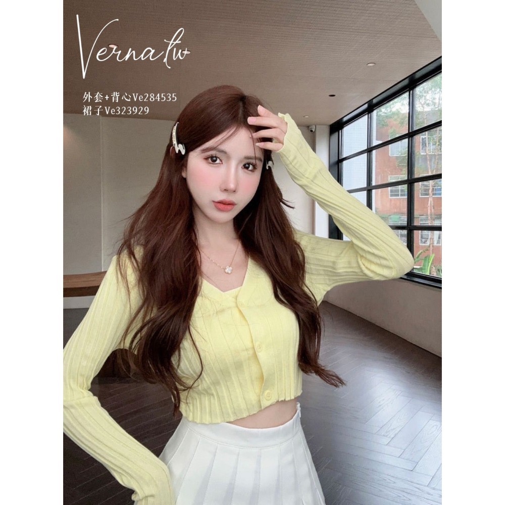 秋季嚴選‘  奶雞黃針織外套+吊帶背心+百摺裙  三件組套裝-細節圖3