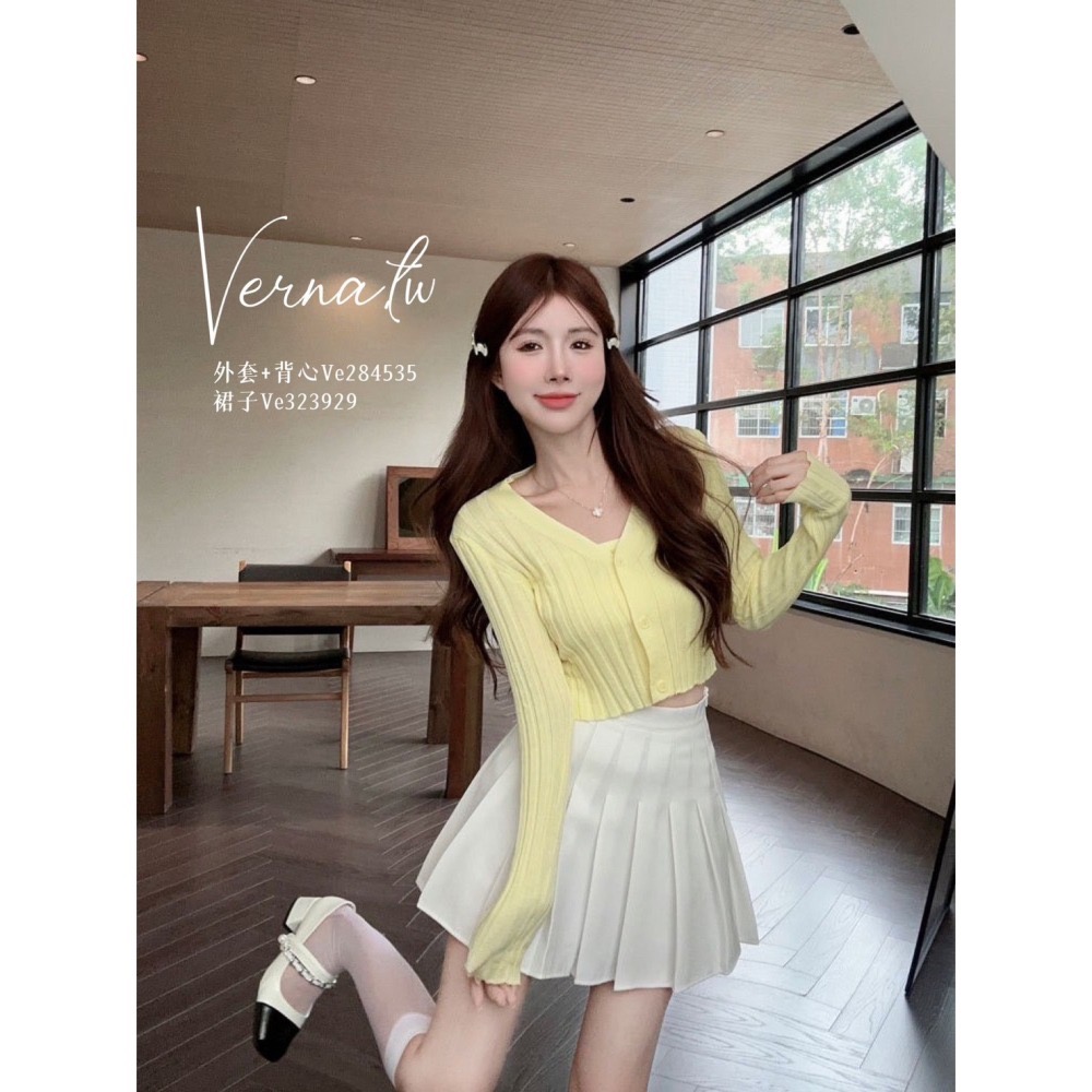 秋季嚴選‘  奶雞黃針織外套+吊帶背心+百摺裙  三件組套裝-細節圖6