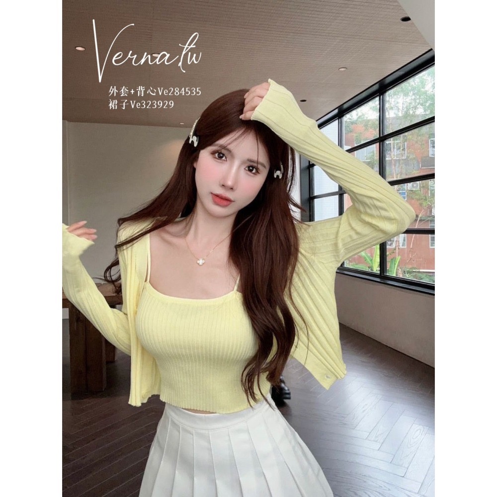 秋季嚴選‘  奶雞黃針織外套+吊帶背心+百摺裙  三件組套裝-細節圖8