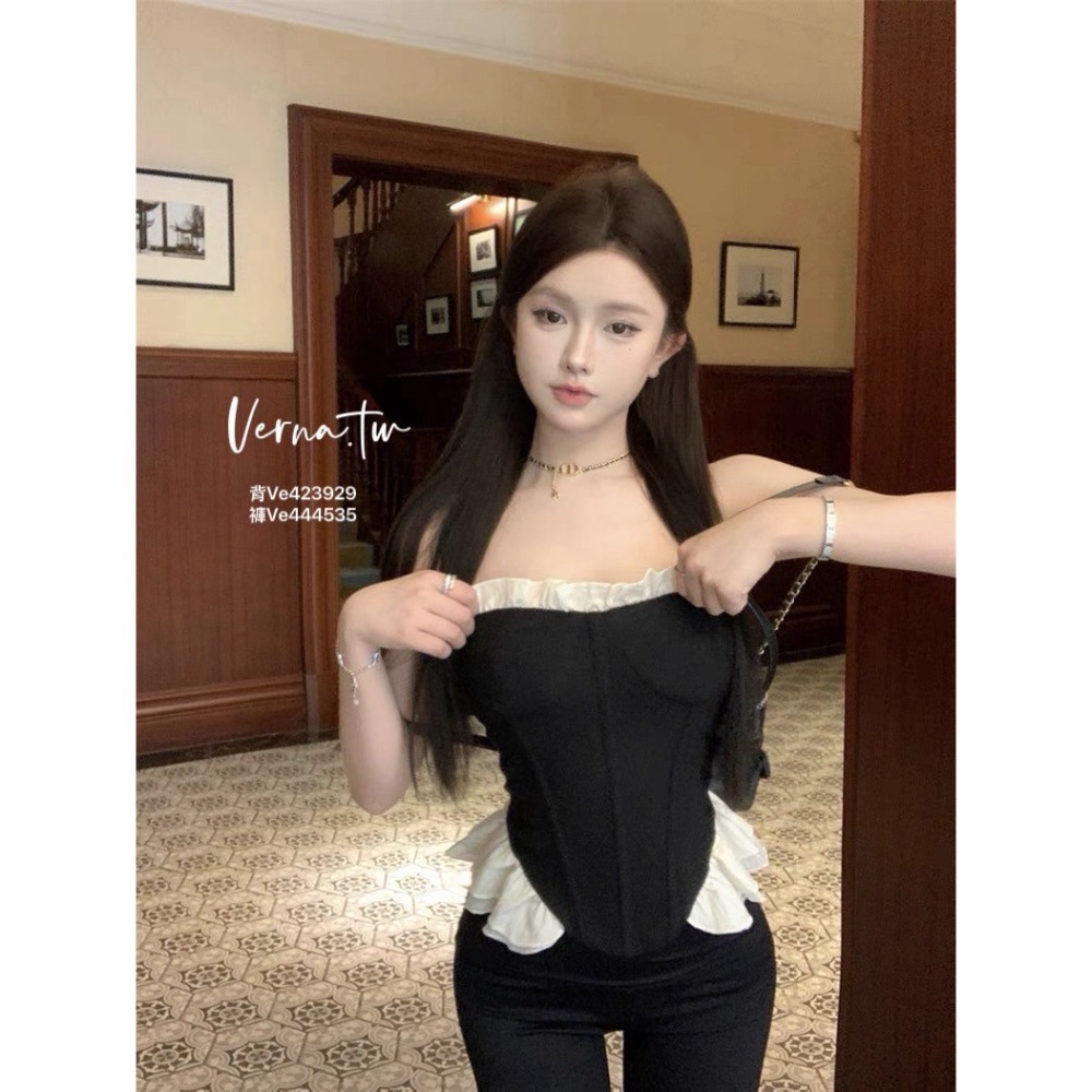 設計感辣妹‘ 魚骨荷葉下擺平口背心x微喇叭褲-細節圖6