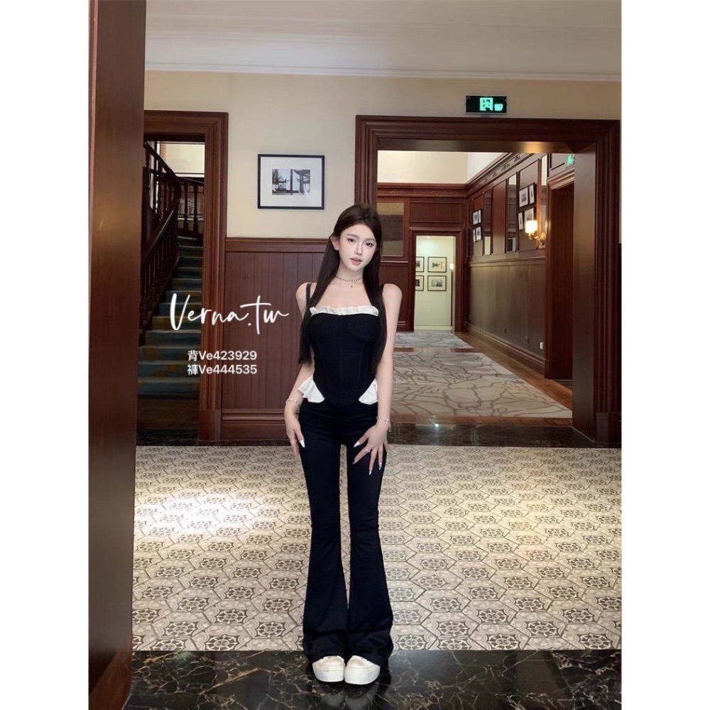 設計感辣妹‘ 魚骨荷葉下擺平口背心x微喇叭褲-細節圖8