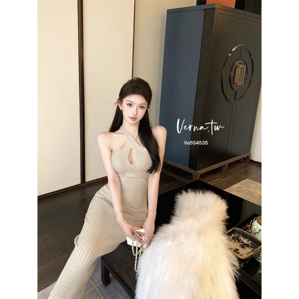 卡其交叉掛脖修身連身裙-細節圖10