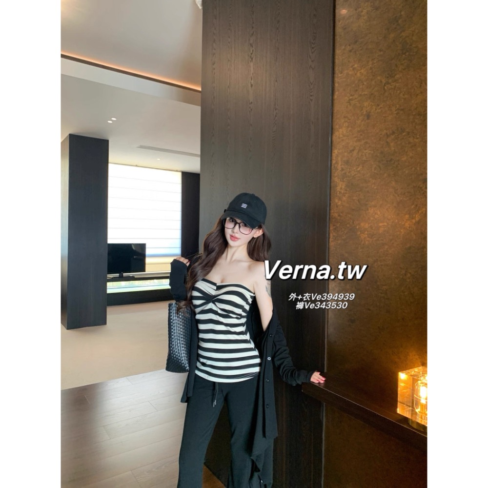 純黑外套x條紋平口上衣x長褲-細節圖2