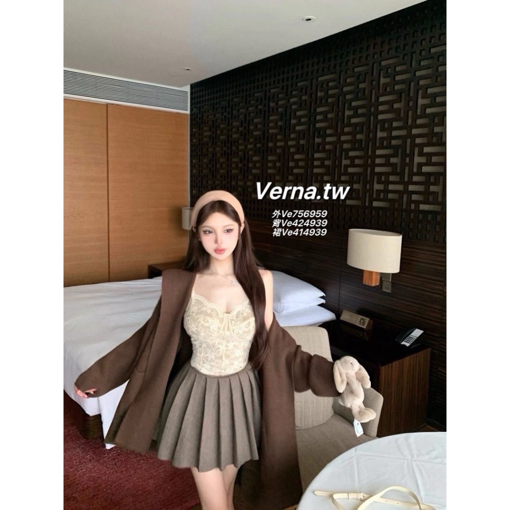 秋冬系列三件穿搭 寬鬆毛衣外套x杏色蕾絲背心x摩卡棕百褶裙-細節圖3