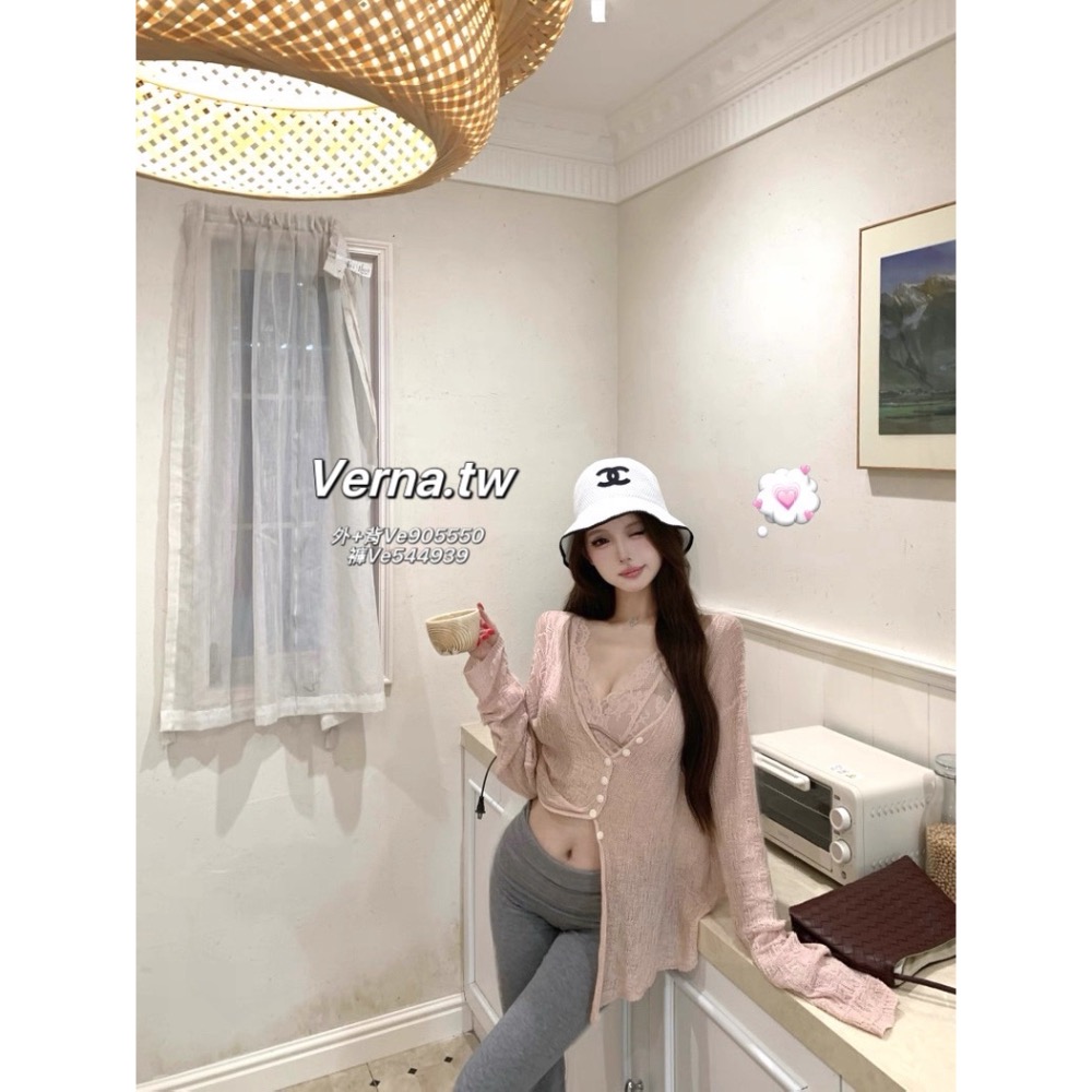 休閒粉三件組套裝 肌理感外套x蕾絲背心x灰色喇叭長褲-細節圖2