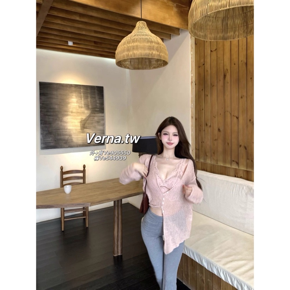 休閒粉三件組套裝 肌理感外套x蕾絲背心x灰色喇叭長褲-細節圖3