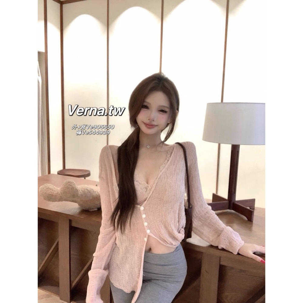 休閒粉三件組套裝 肌理感外套x蕾絲背心x灰色喇叭長褲-細節圖5