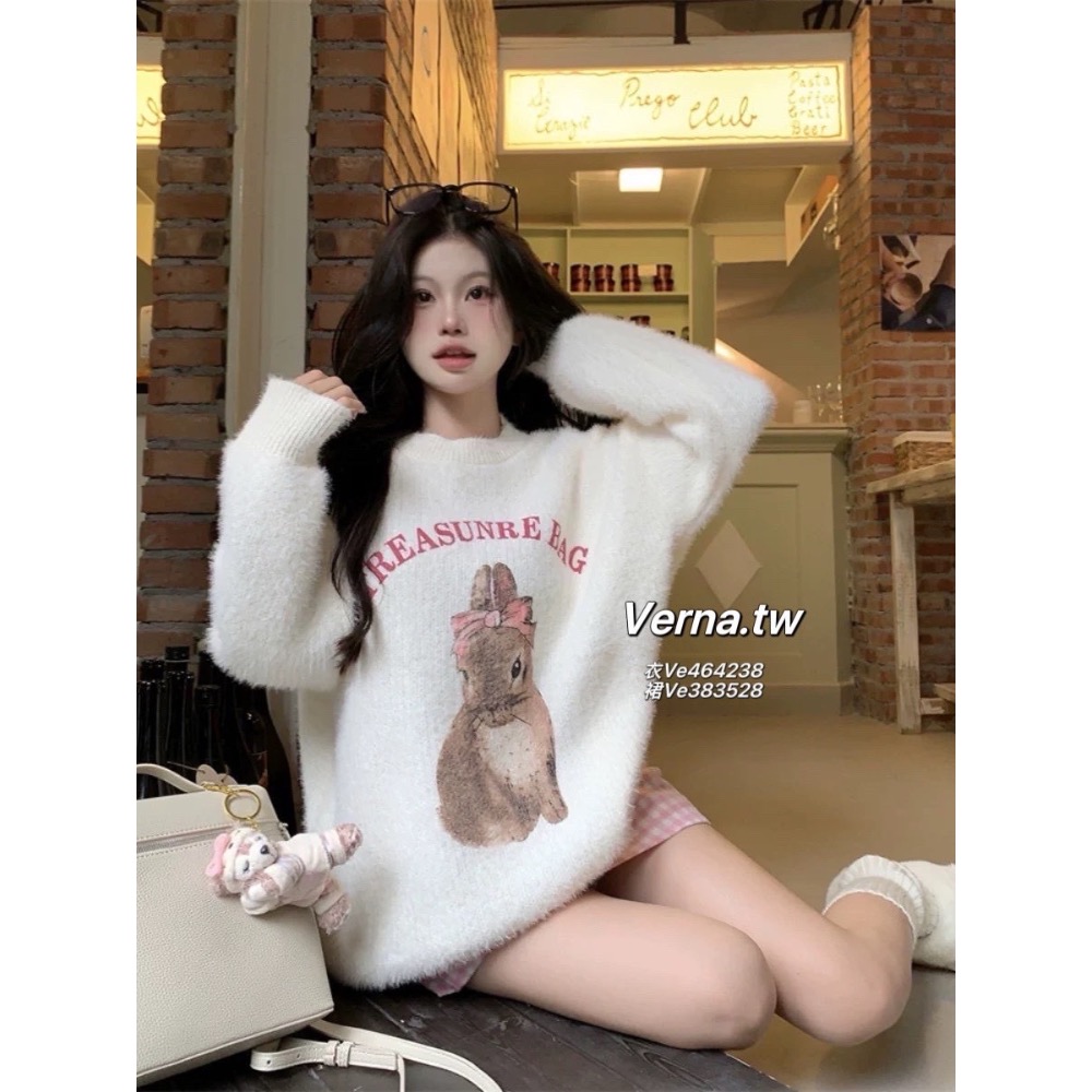 慵懶軟萌感套裝 奶杏兔子毛毛上衣x粉格短裙-細節圖5