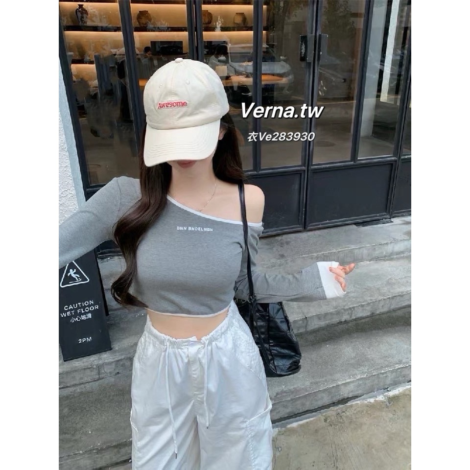 字母斜肩灰色短款上衣-細節圖3