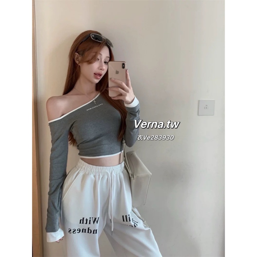 字母斜肩灰色短款上衣-細節圖4