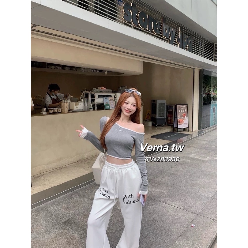 字母斜肩灰色短款上衣-細節圖5